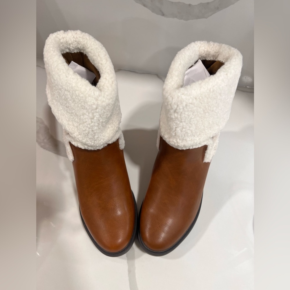 JustFab Brand New Ellie Trim Lug sole Boot Fall shoes size 9.5 - Picture 3 of 13